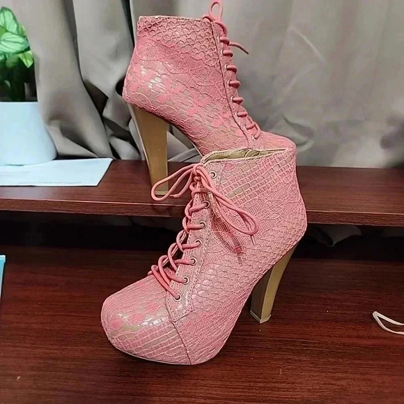 "Peachy Perfection: Charlotte Russe Lace Booties - Size 6" - Picture 15 of 15